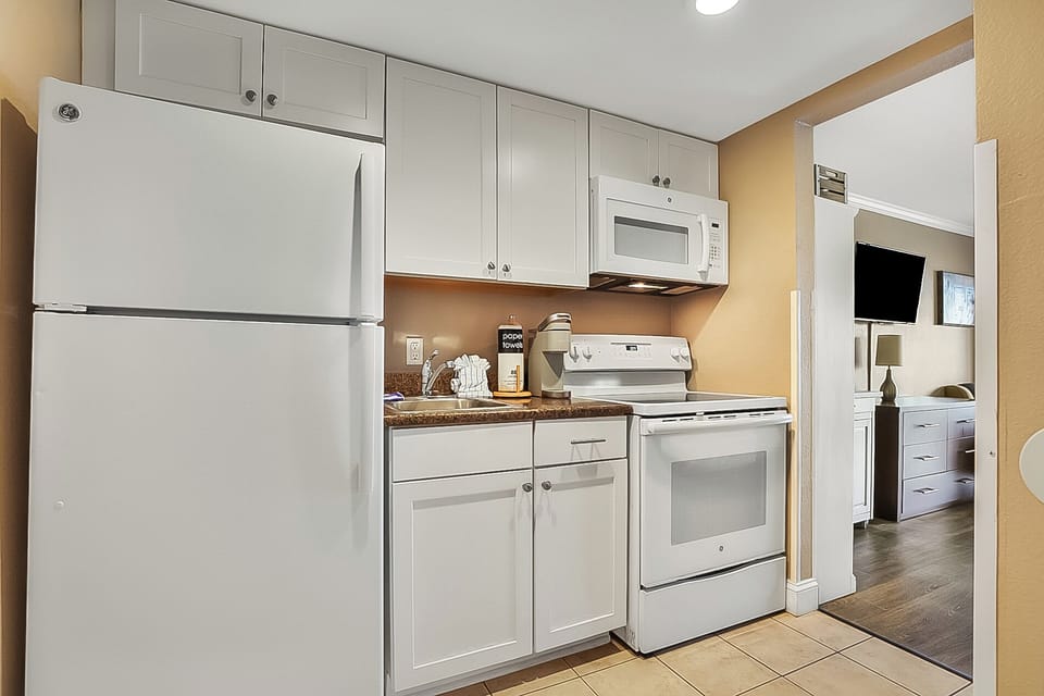 Kitchenette with Full Size Appliances