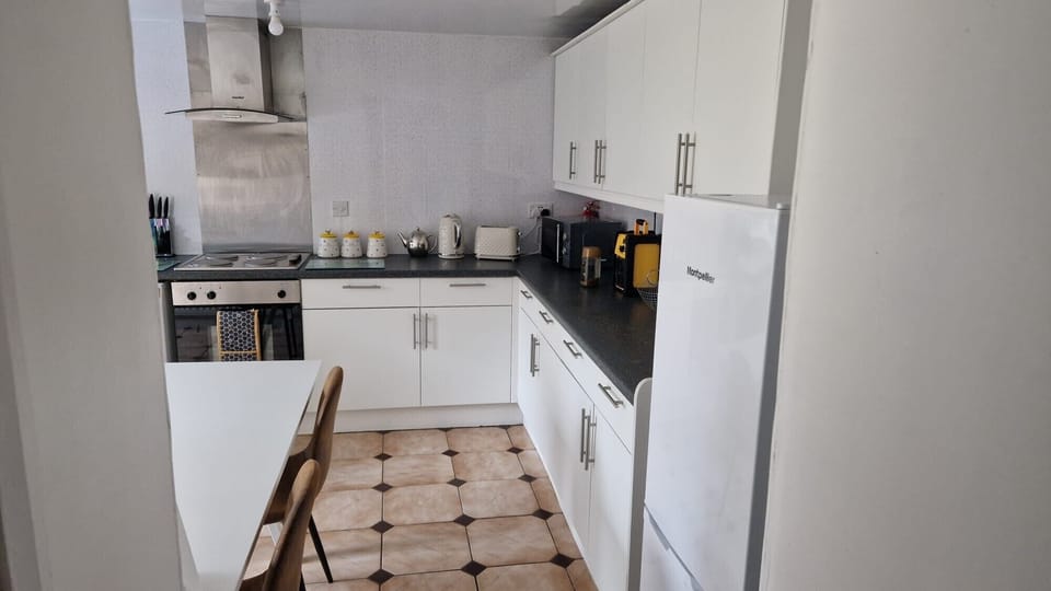 Cottage | Private kitchen | Fridge, microwave, oven, stovetop