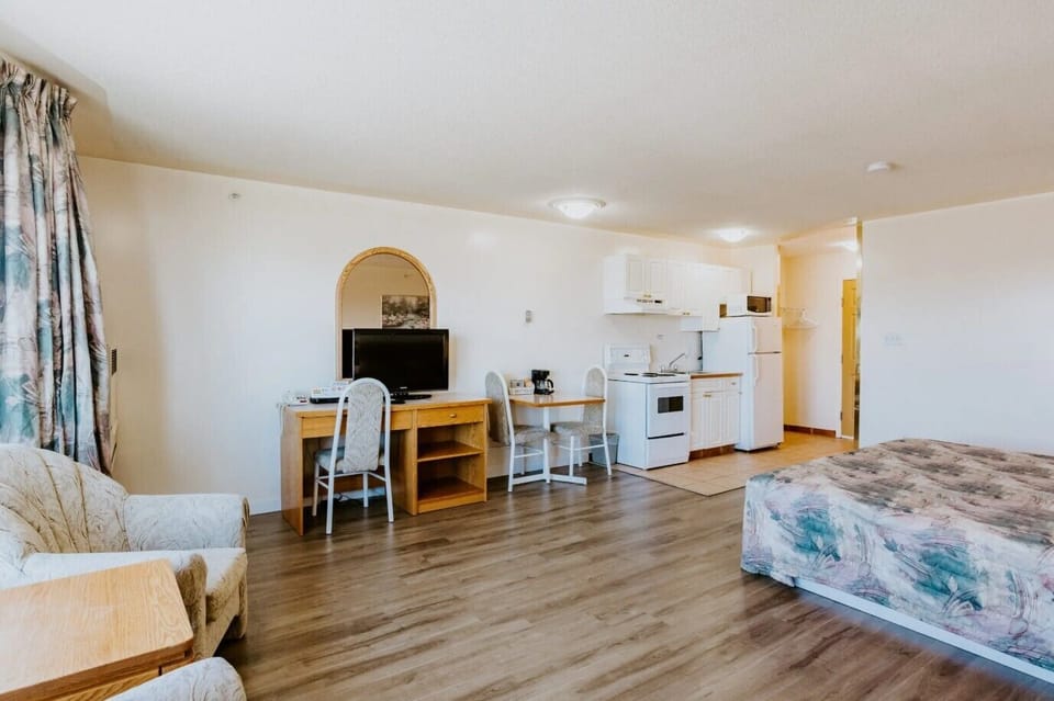 Single Room, 1 King Bed, Kitchenette | Soundproofing, WiFi (free)