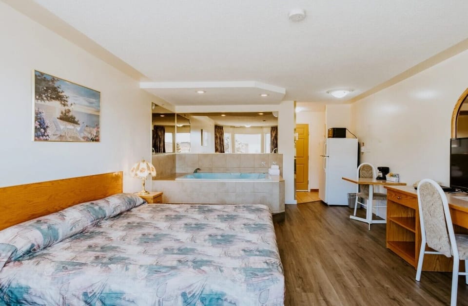 Suite, 1 King Bed | Soundproofing, WiFi (free)