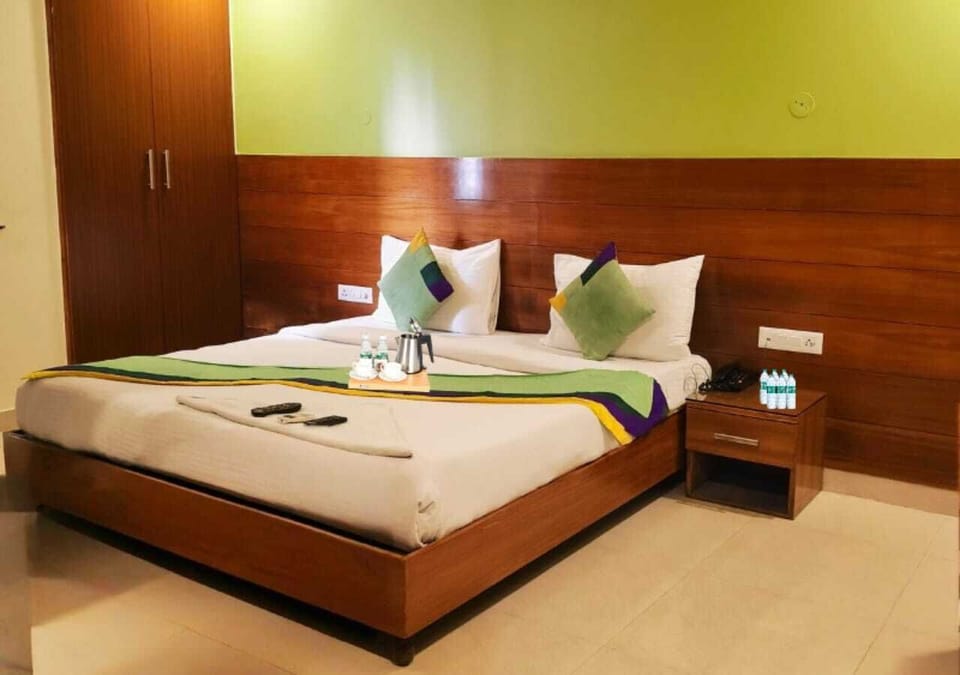 Deluxe Double Room, Balcony, City View | Living area | 32-inch LED TV with cable channels, printers