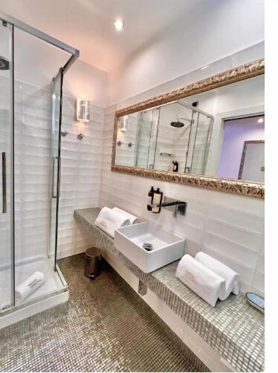 Deluxe Triple Room, City View (Spagna) | In-room safe, desk, soundproofing, iron/ironing board