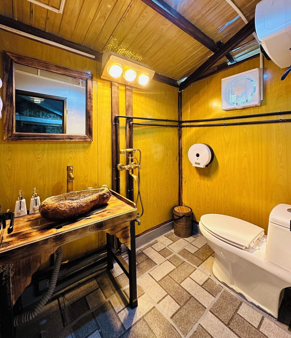 Standard Double Room, Private Bathroom | Bathroom | Hair dryer, towels, soap, shampoo