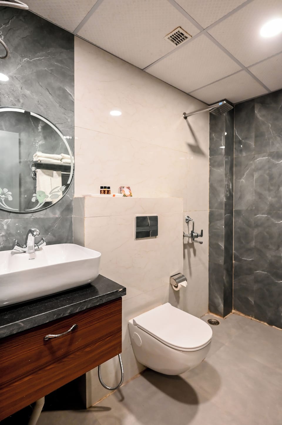 Executive Double Room | Bathroom | Shower, free toiletries, hair dryer, slippers