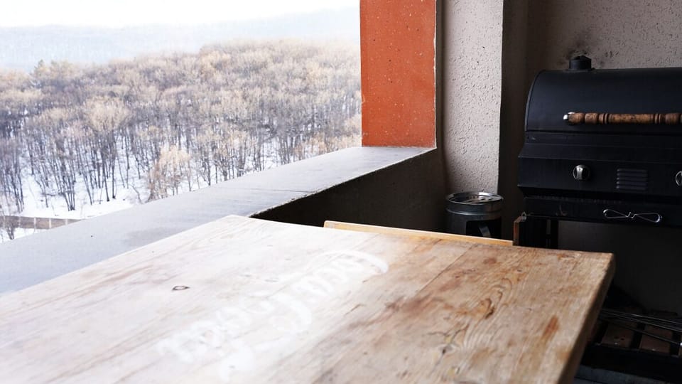 A bright and relaxing space with a cozy sitting area – perfect for soaking in the views and fresh mountain air 🌄