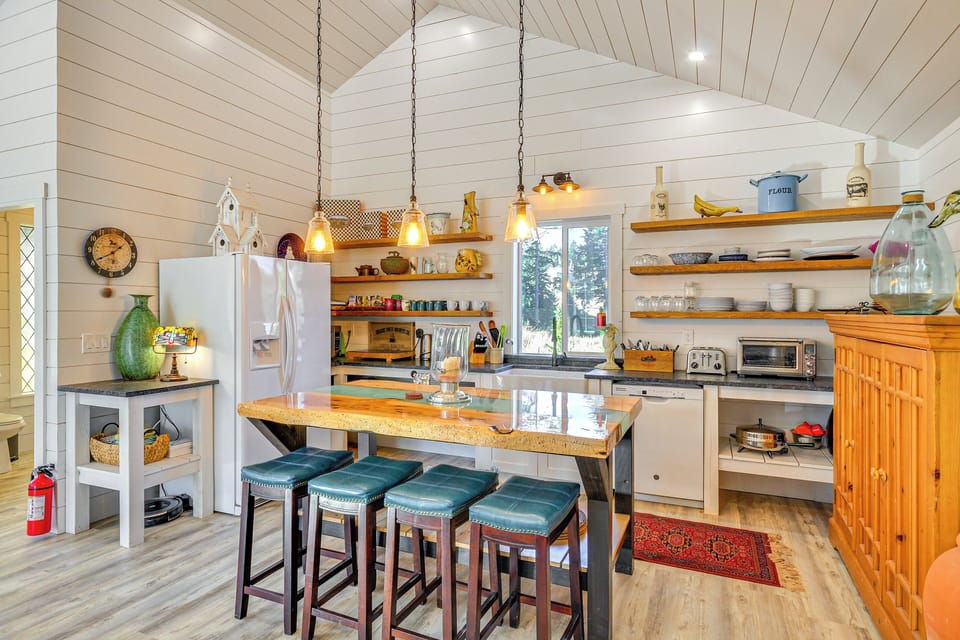 Kitchen | Cooking Basics Supplied | Main Floor