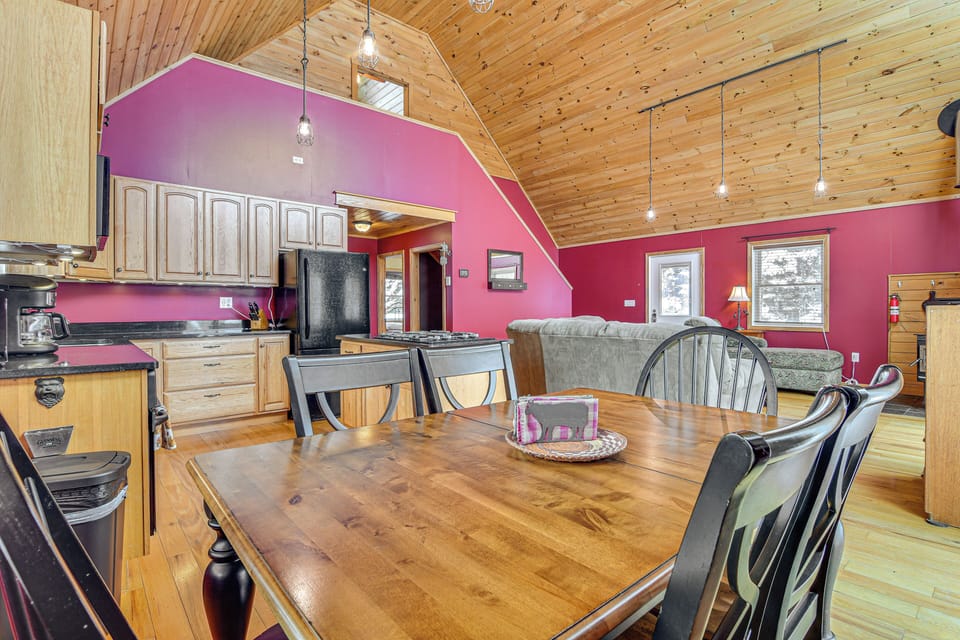 Dining Area | Dishware/Flatware Provided | Main Floor