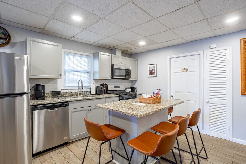 Dining table seats 6 — group meals, pre-game dinners, and post-match celebrations.