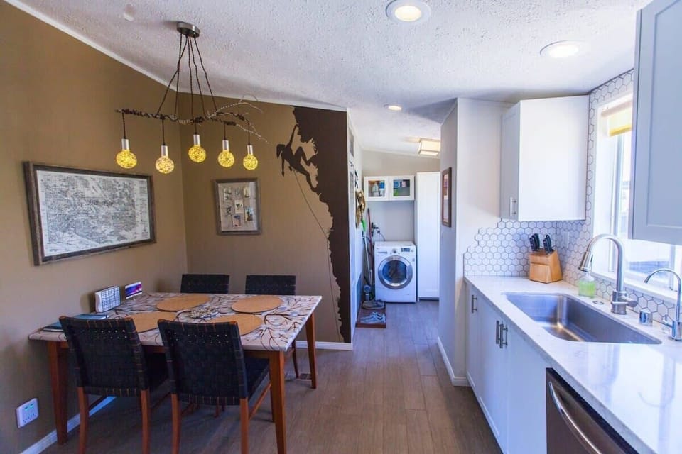 House, Mountain View (3 Bedrooms) | In-room dining