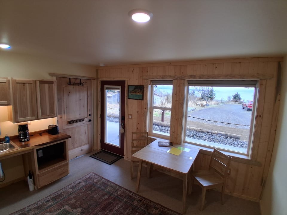 NOTICE DOOR AT COUNTERS END.
PROVIDES POSSIBLE ADDITION OF SANDPIPER FEE APPLIES