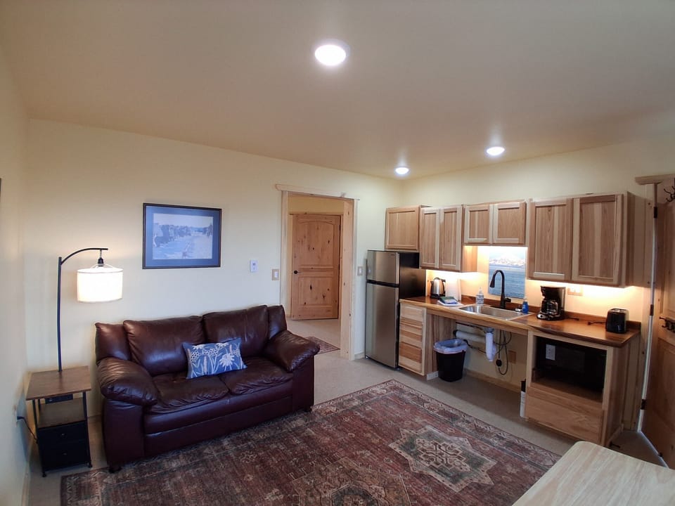 COMFY SITTING ROOM
HANDICAP FRIENDLY!
ADD ADJOINING SANDPIPER 
ADDITIONAL FEE 