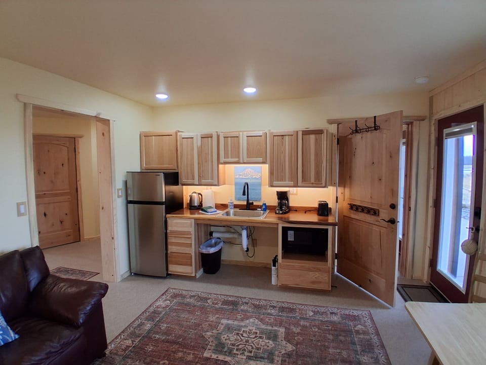 KITCHENETTE AND SITTING ROOM
PRIVATE DECK ACCESS