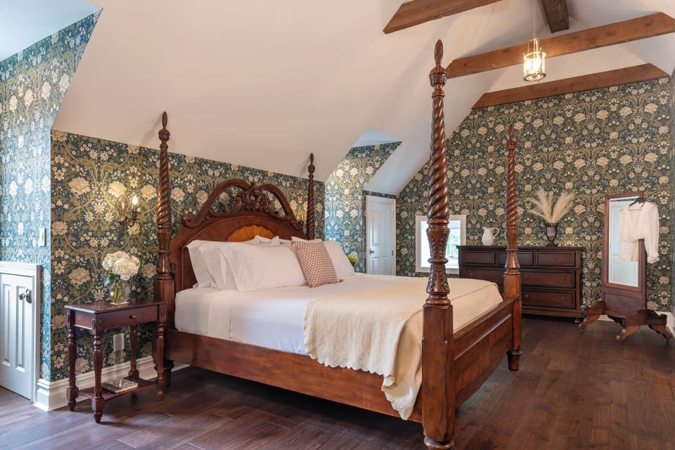 Luxury Studio Suite | Iron/ironing board, free WiFi