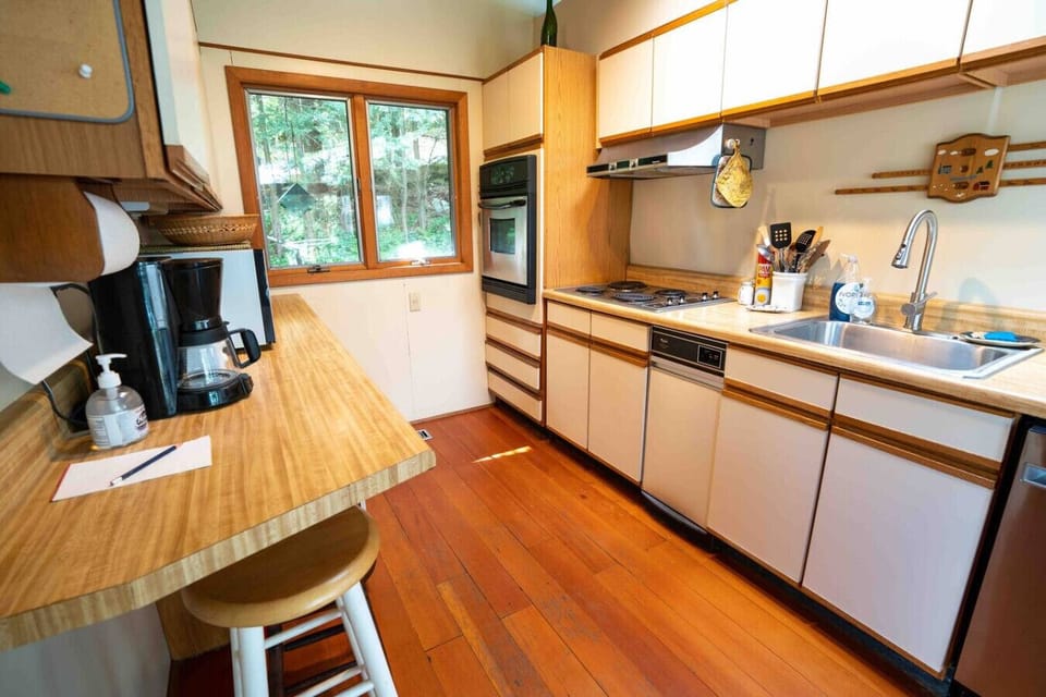 Fully equipped kitchen with a gas range, oven, sink, and ample counter space for home-cooked meals.