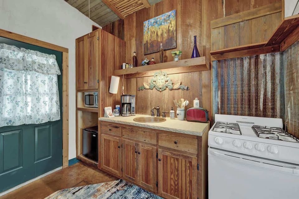House, 1 King Bed, Hot Tub, Garden View (411 N Cherry- Son) | Private kitchen | Coffee/tea maker