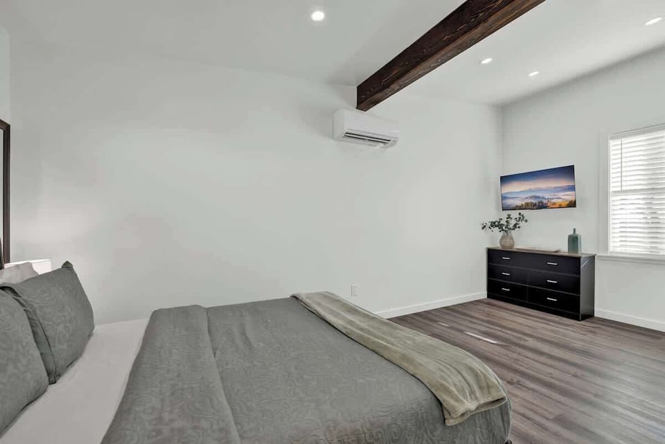 House, 1 King Bed, Hot Tub (155 Moellering Guest) | 1 bedroom, individually decorated, individually furnished, bed sheets