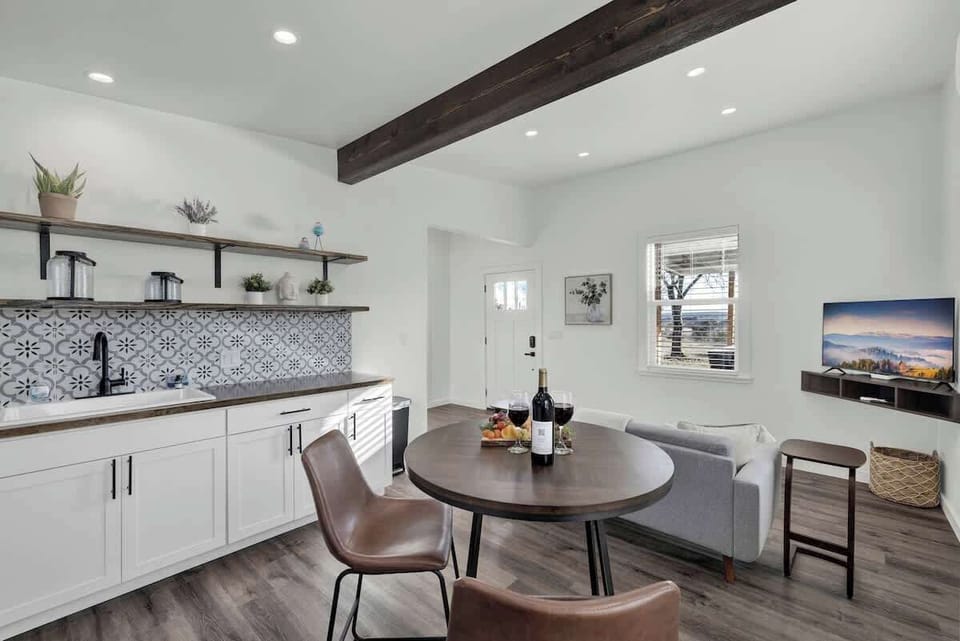 House, 1 King Bed, Hot Tub (155 Moellering Guest) | Interior
