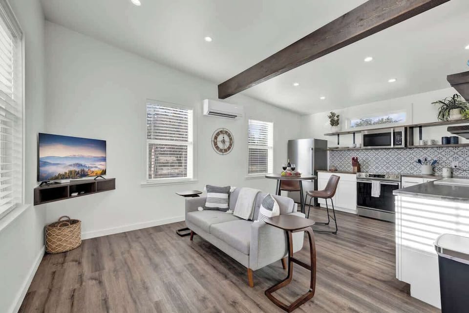 House, 1 King Bed, Hot Tub (155 Moellering Guest) | Living area