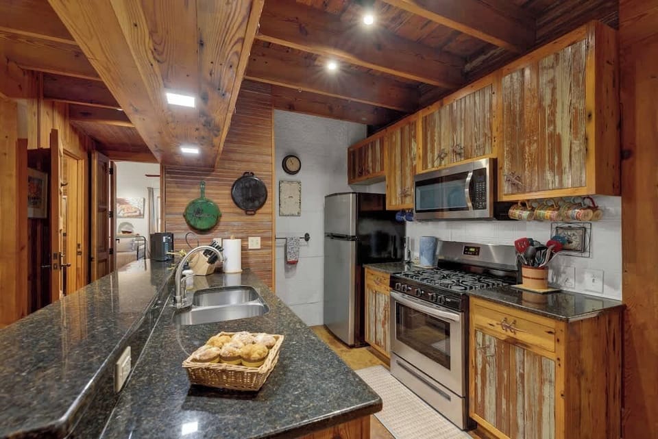 House, Multiple Beds, Hot Tub, City View (409 N Cherry- Will) | Private kitchen | Coffee/tea maker, electric kettle