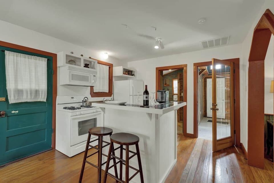 House, Multiple Beds, Hot Tub, City View (409 N Cherry- Will) | Private kitchen | Coffee/tea maker, electric kettle