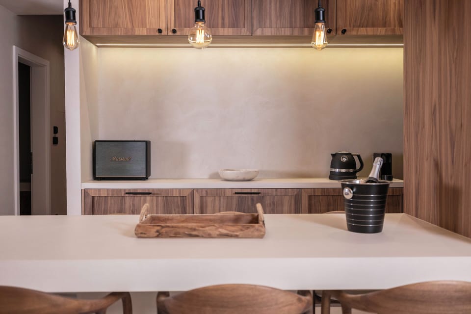 Deluxe Apartment, City View | Private kitchen | Mini-fridge, microwave, stovetop, dishwasher