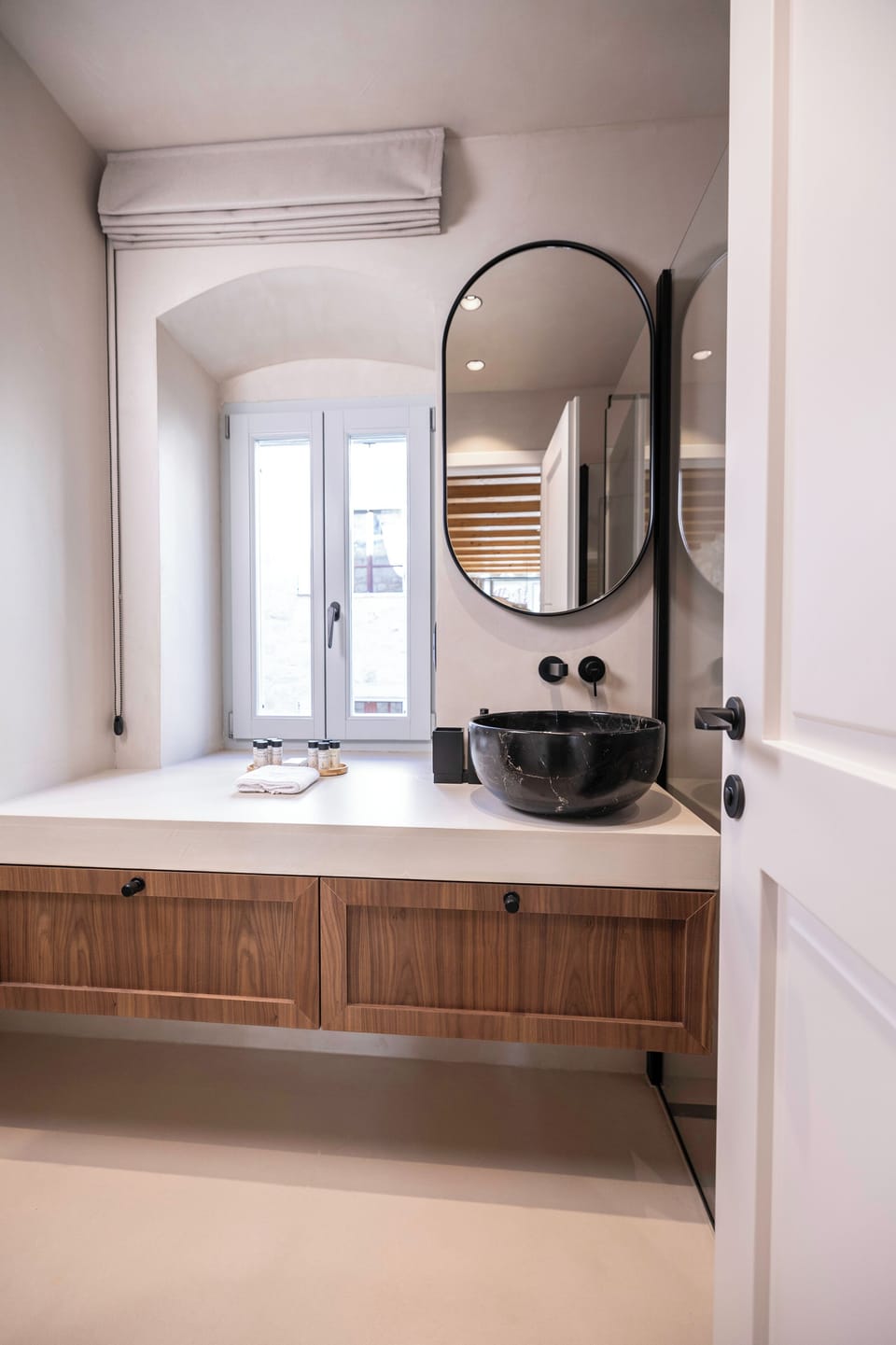 Deluxe Double Room | Bathroom | Shower, free toiletries, hair dryer, bathrobes