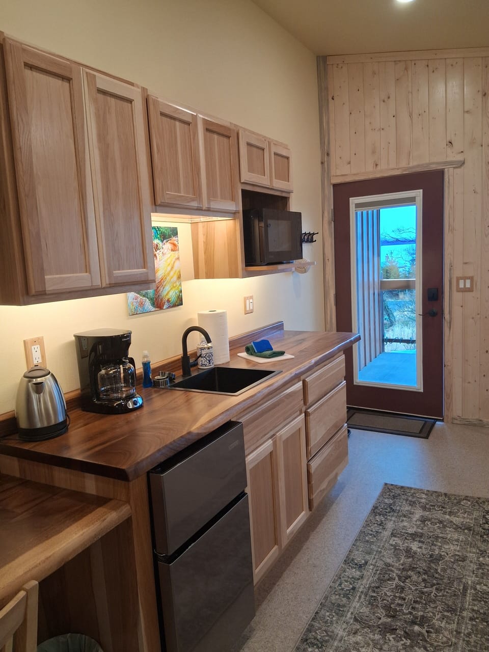 KITCHENETTE
MINI FRIDGE, MICROWAVE,COFFEE POT
HOT POT