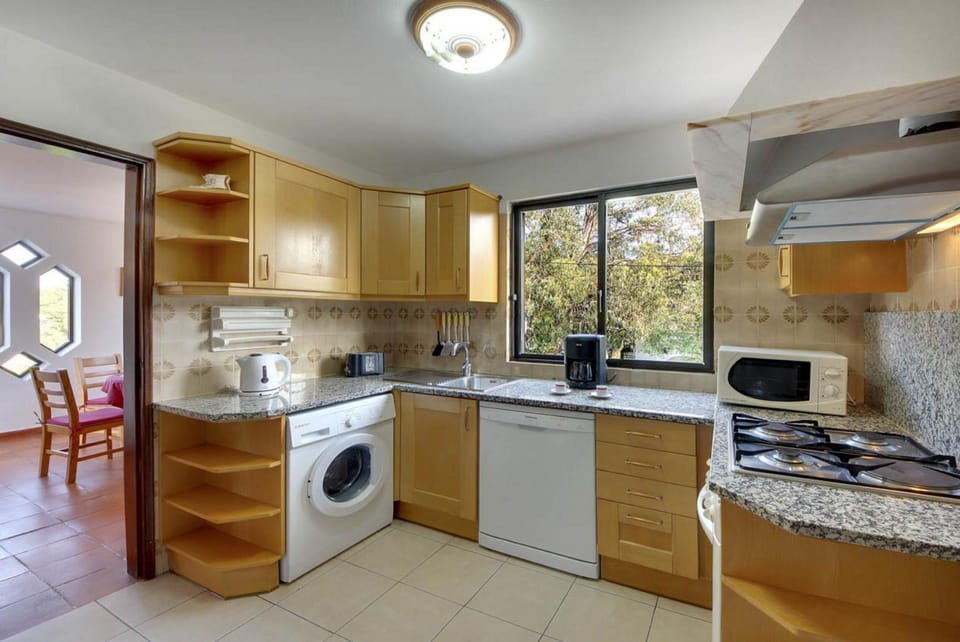 Fully furnished kitchen