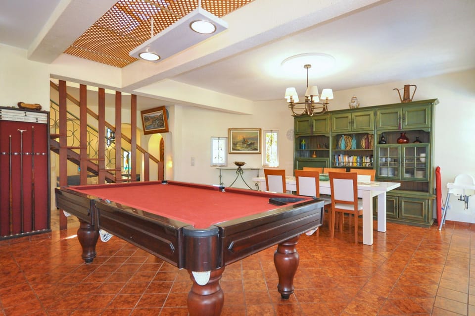 Indoor pool table
