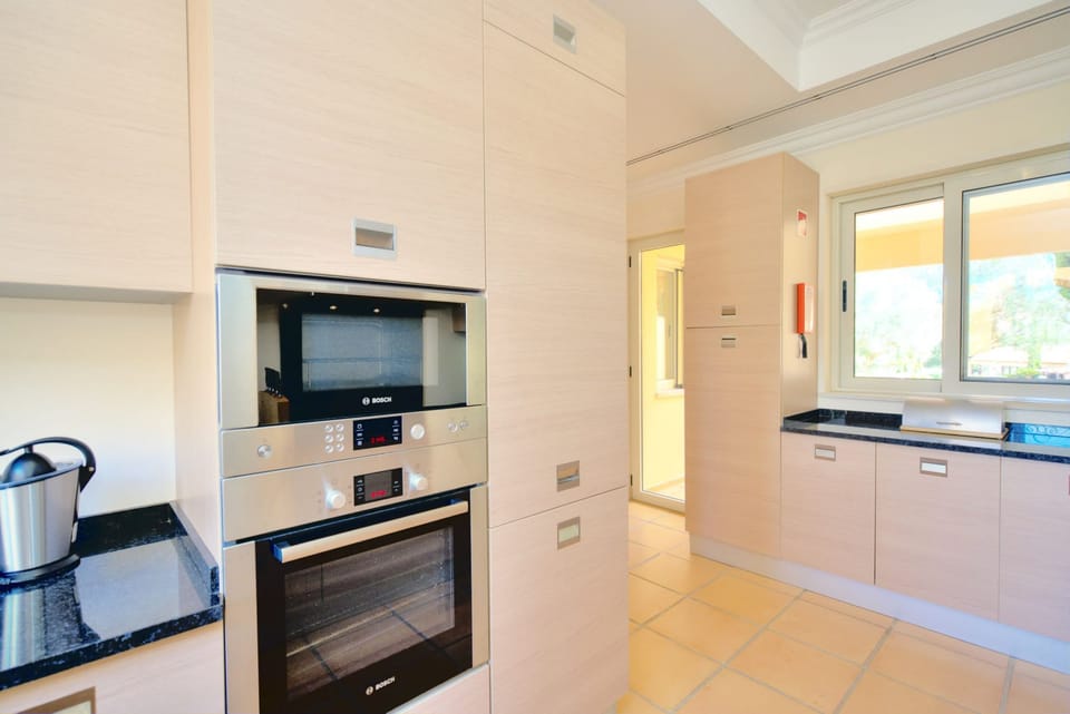 Built in oven and microwave in kitchen