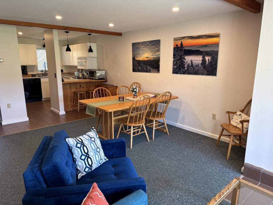 Family-Friendly Getaway in Stowe Condo, Walkable! (6400)