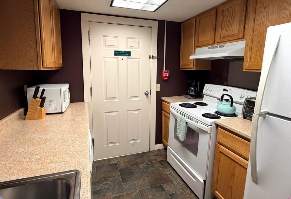 Walkable Stowe Condo: Pool, Hot Tub, Fireplace (7447)