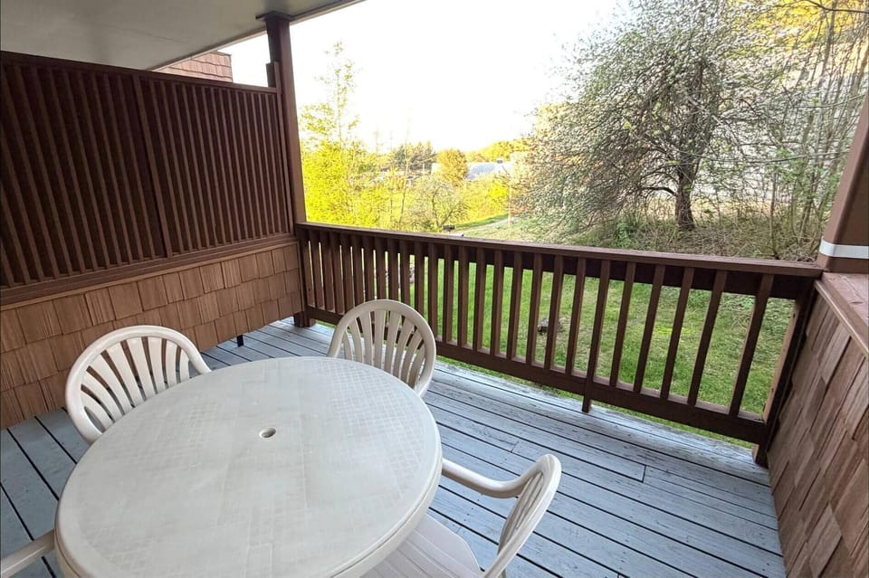 Walkable Stowe Condo: Pool, Hot Tub, Fireplace (7450)
