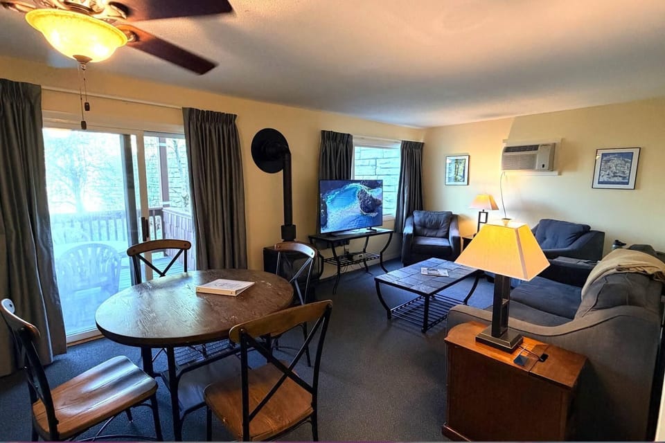 Walkable Stowe Condo: Pool, Hot Tub, Fireplace (7452)
