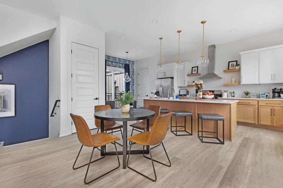 Bright and Clean Dining Area with Seating for Four
