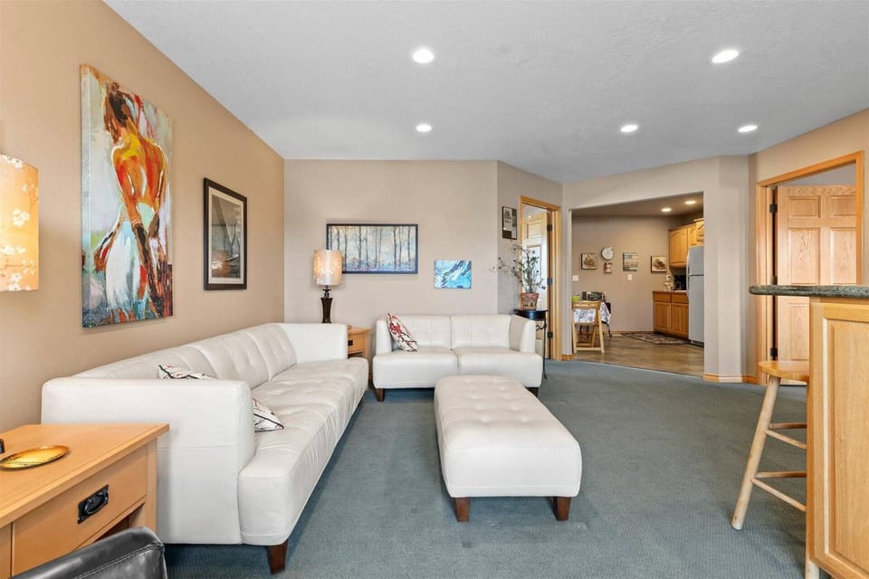 Minutes from multiple great restaurants in Hayden!
