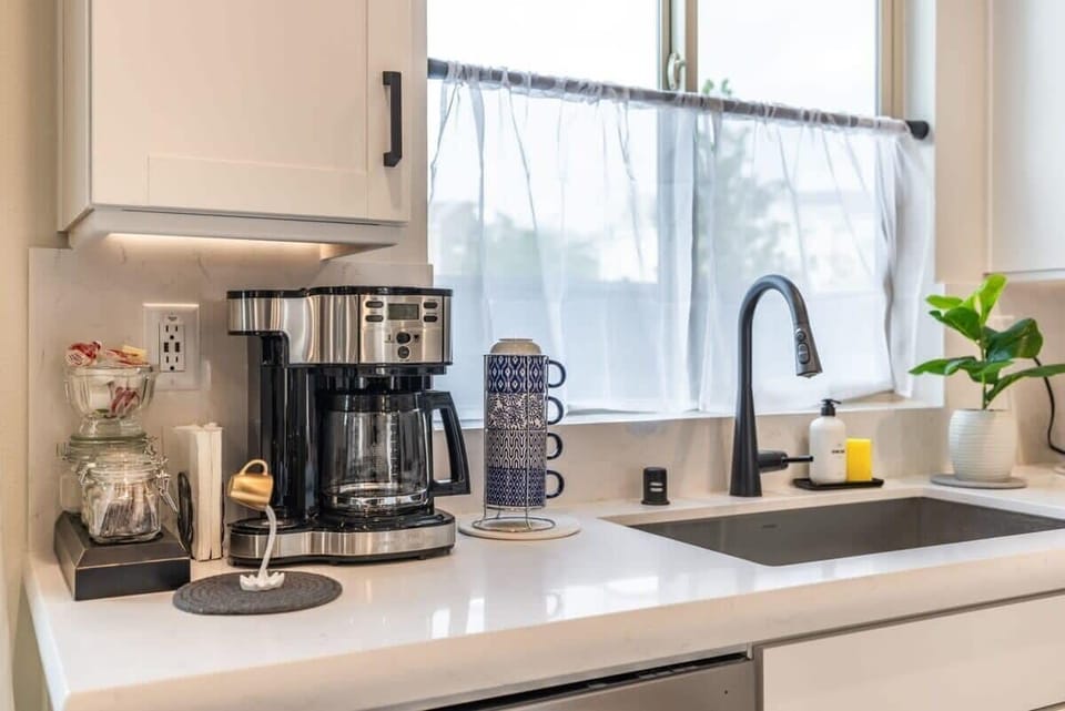 House (5 Bedrooms) | Private kitchen | Coffee/tea maker, microwave, oven, electric kettle