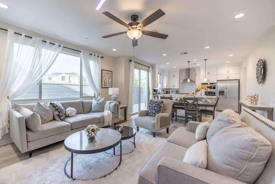 House (5 Bedrooms) | Living room | 43-inch flat-screen TV with cable channels