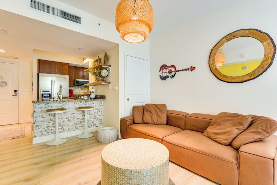 Living Room | Smart TV | Free WiFi | Central A/C & Heating