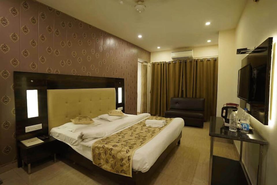 Premium Suite | Desk, laptop workspace, free WiFi, bed sheets