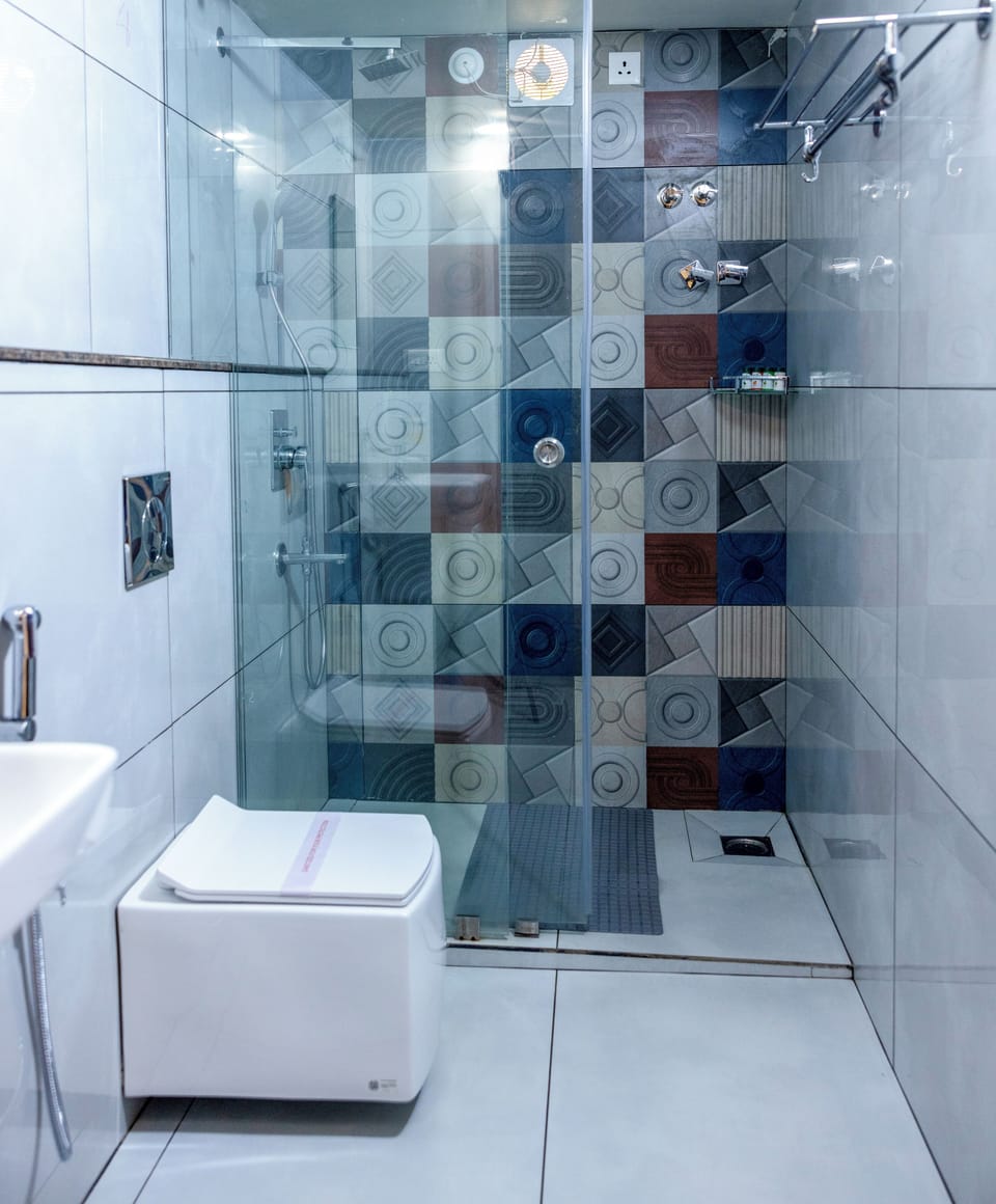 Honeymoon Room | Bathroom | Shower, free toiletries, hair dryer, slippers