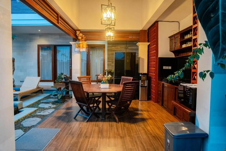 Deluxe Villa, Pool View | Shared kitchen | Fridge, microwave, stovetop, dishwasher