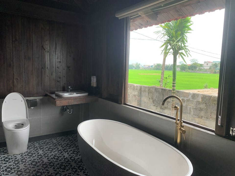 One-Bedroom Bungalow | Bathroom | Shower, free toiletries, hair dryer, towels