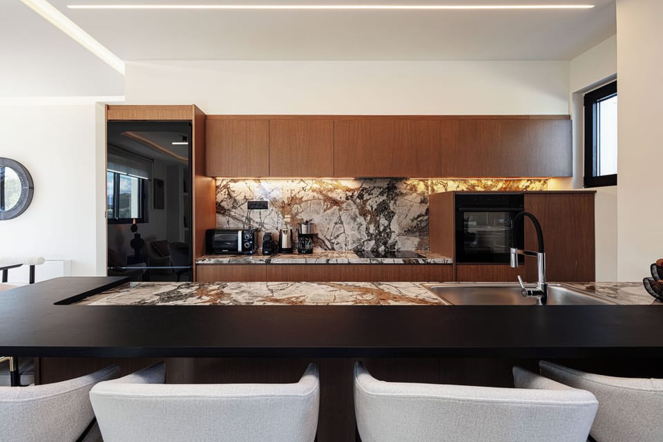 Everything you need in a fully equipped kitchen.