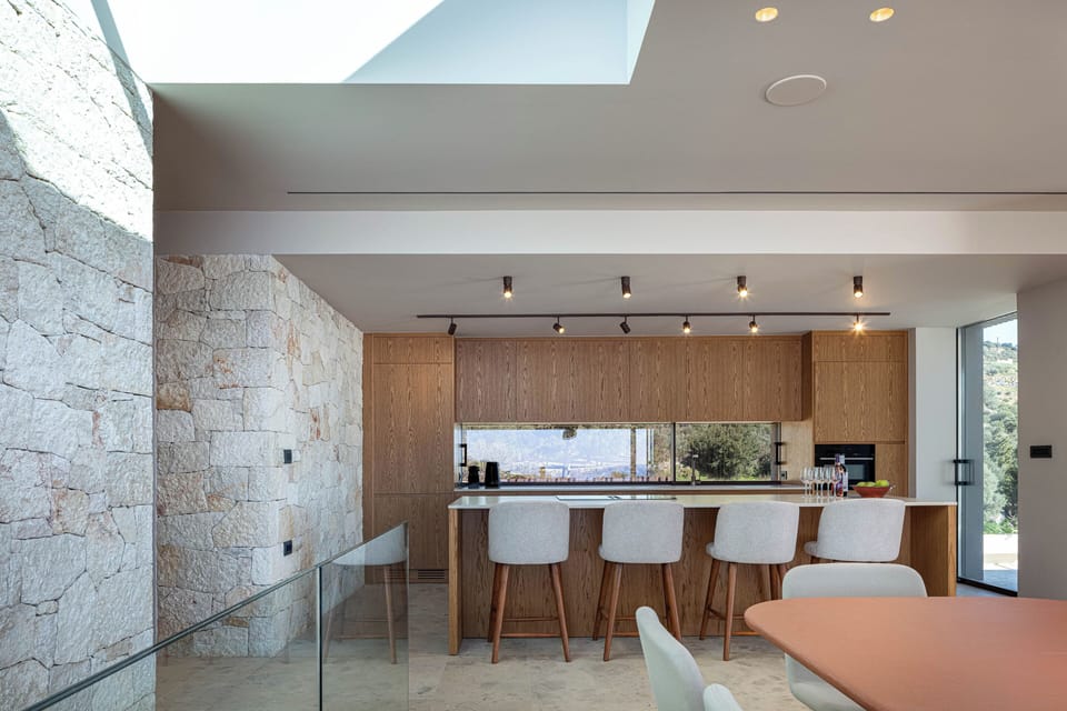 The fully equipped kitchen boasts modern appliances, ensuring a seamless and stress-free stay