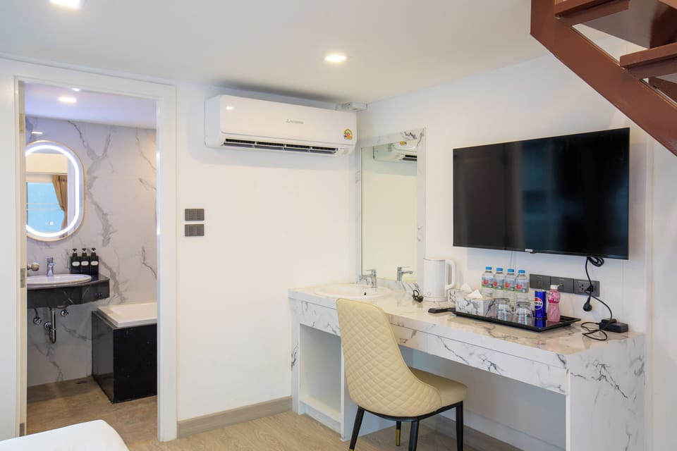Family Suite Double and Double | Living area | 32-inch LED TV with digital channels