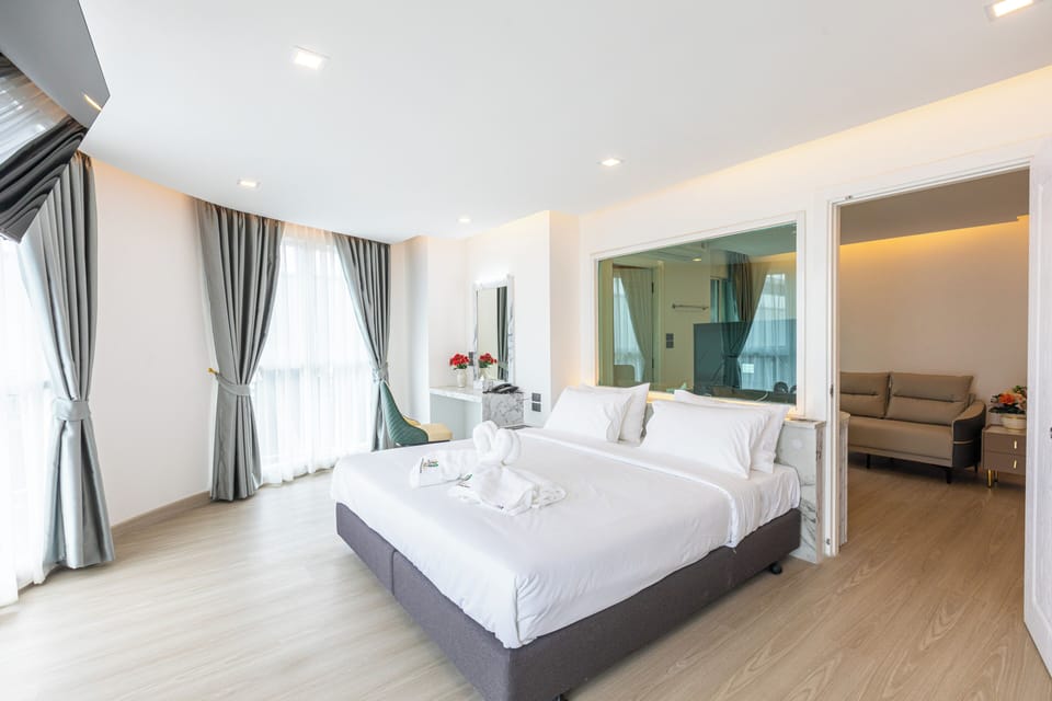 Premier King Suite | Free minibar items, free WiFi