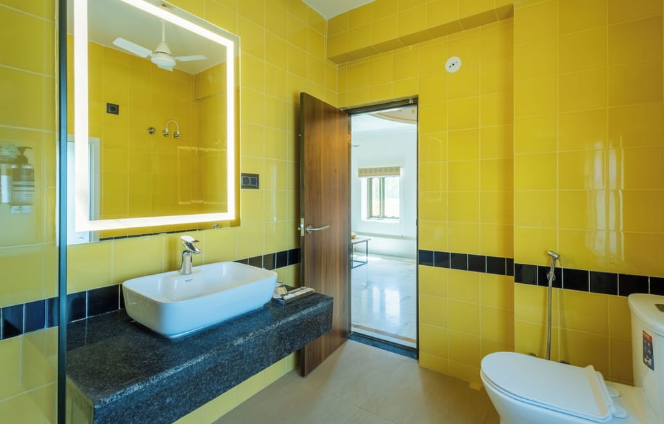 Family Double Room, City View | Bathroom | Shower, towels, soap, shampoo