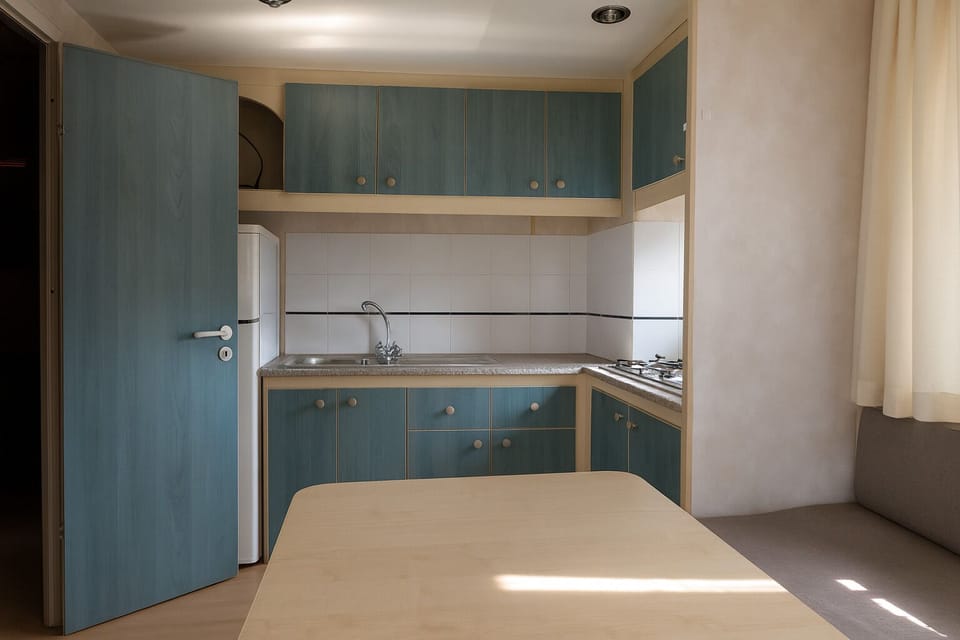 Comfort Mobile Home, Air conditioning, Beach View | Private kitchen | Fridge, stovetop, highchair, cookware/dishes/utensils