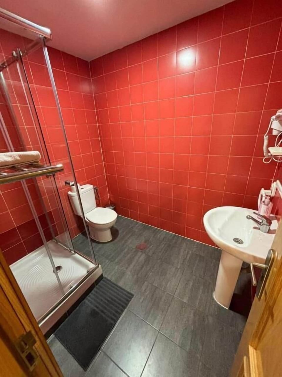 Towels, shampoo, toilet paper